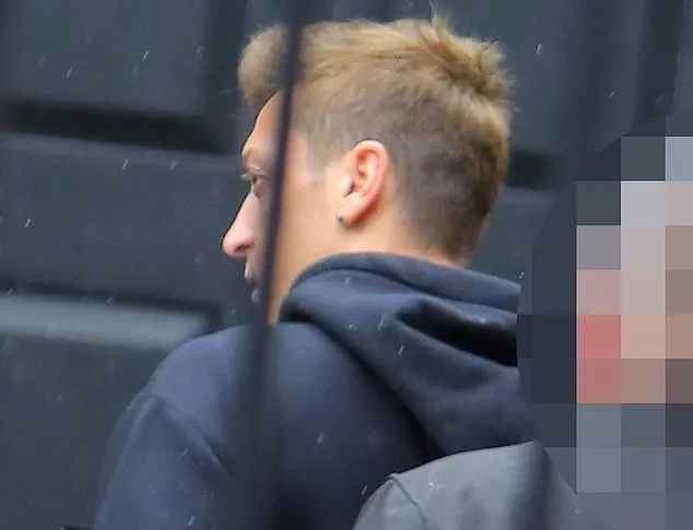 Arsenal star Ozil bundled into back seat of his car by security - Bóng Đá