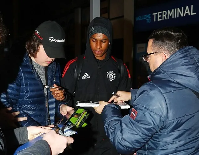 Hòa thất vọng, Man Utd vẫn được chào đón tại quê nhà - Bóng Đá