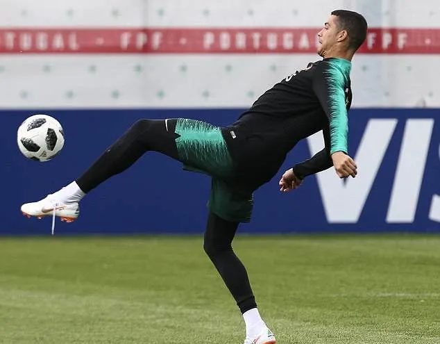 Tây Ban Nha rối loạn, Ronaldo càng thêm hưng phấn trước đại chiến - Bóng Đá