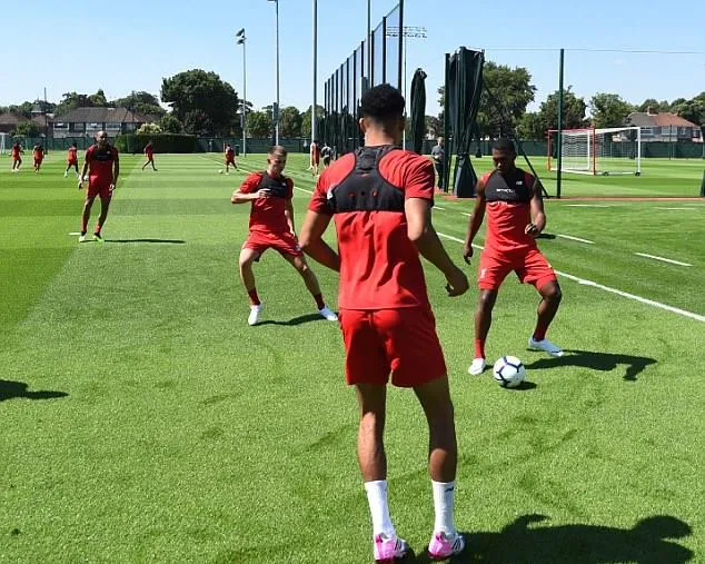 Naby Keita và Fabinho tỏ vẻ mệt mỏi trong ngày thứ 2 tập luyện cùng Liverpool - Bóng Đá