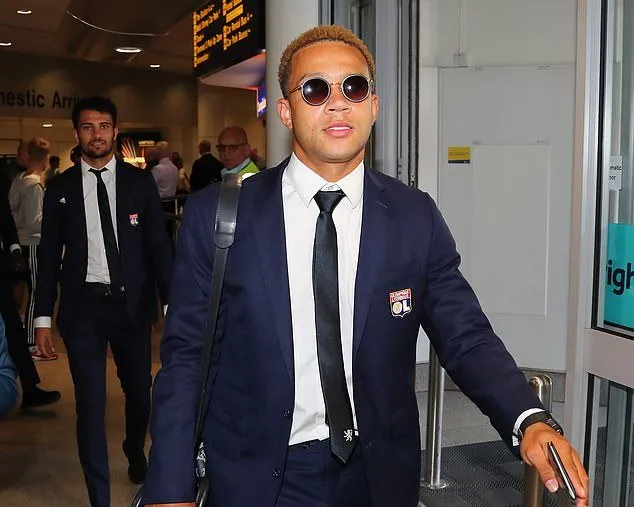 Trở lại Manchester, Depay thôi mặc đồ 'màu mè' - Bóng Đá