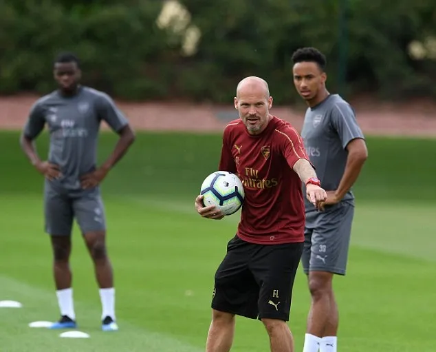 Freddie Ljungberg hằm hố trên sân tập Arsenal - Bóng Đá