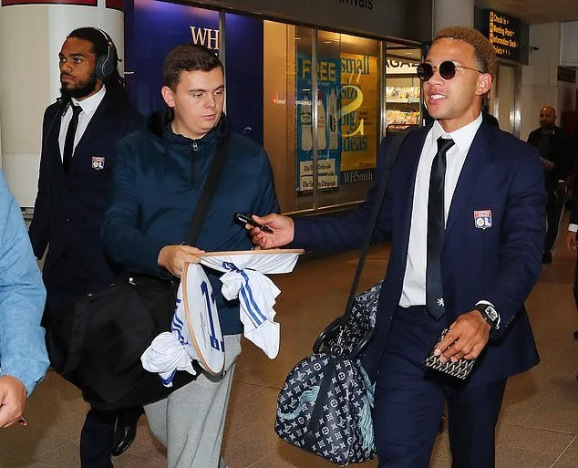 Trở lại Manchester, Depay thôi mặc đồ 'màu mè' - Bóng Đá