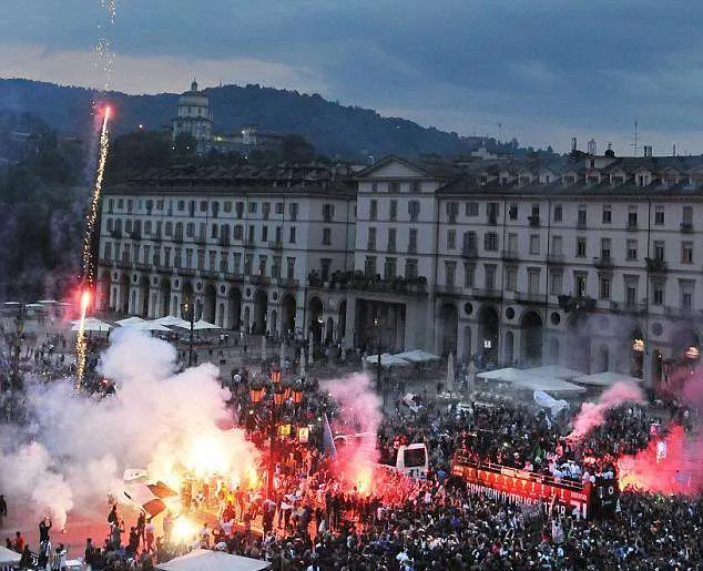 Juventus ăn mừng vô địch - Bóng Đá