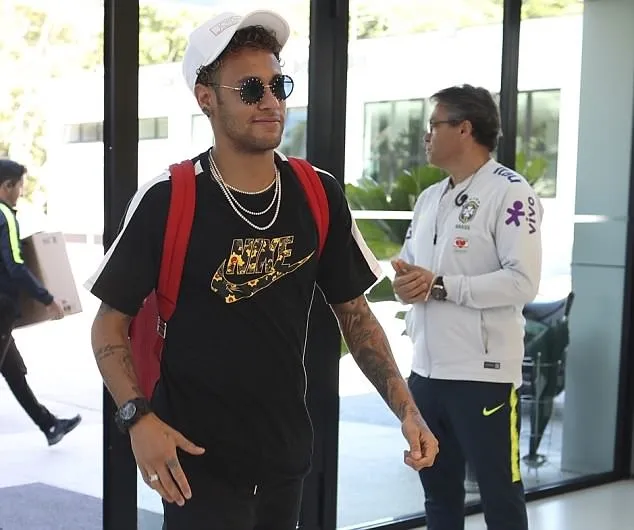 Neymar tập luyện tại trại tập trung - Bóng Đá