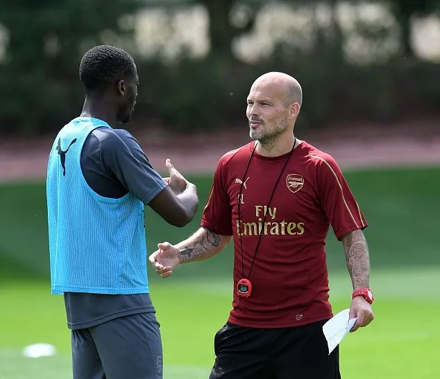 Freddie Ljungberg hằm hố trên sân tập Arsenal - Bóng Đá