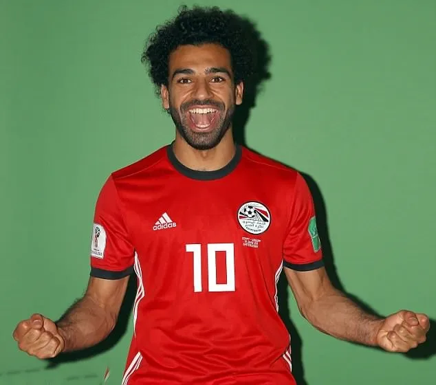 mohamed salah chụp ảnh áo đấu - Bóng Đá