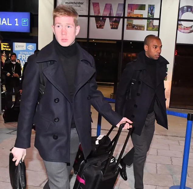 Bruyne bơ phờ trên đường trở về nhà sau chiến tích cùng Man City - Bóng Đá