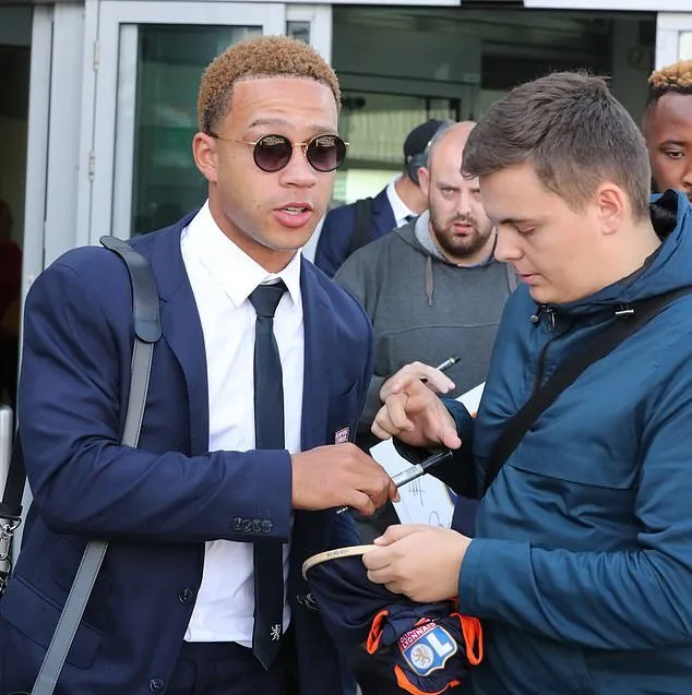 Trở lại Manchester, Depay thôi mặc đồ 'màu mè' - Bóng Đá