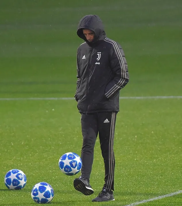 Ronaldo chỉ mặt đồng đội, Juventus chờ hạ Man Utd - Bóng Đá