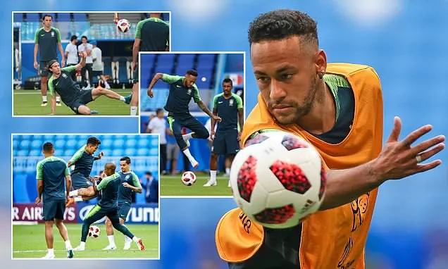 Neymar cắt phăng tóc mì tôm, quẩy sung trên sân tập Brazil - Bóng Đá