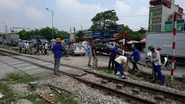 cong nhan khac phuc su co - phunutoday