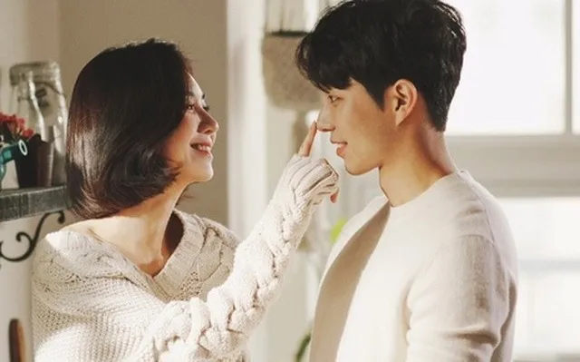 Anh Mạnh là giám đốc điều hành của một công ty nước ngoài, sống tại địa phương với gia đình xa.