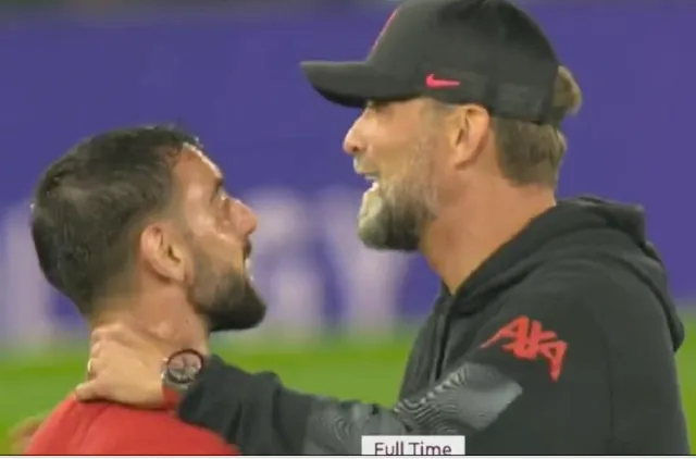 HLV Klopp túm cổ Bruno Fernandes sau trận thua - Bóng Đá