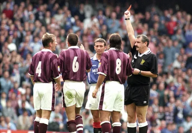 10 bizarre moments when the referee stole the show - Bóng Đá