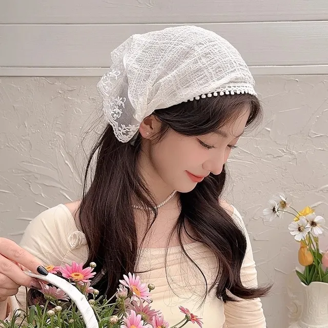 Món phụ kiện này diện đi biển thì chuẩn bài, đảm bảo vừa tạo nét yêu kiều lại vừa là điểm nhấn thú vị cho set đồ của bạn.