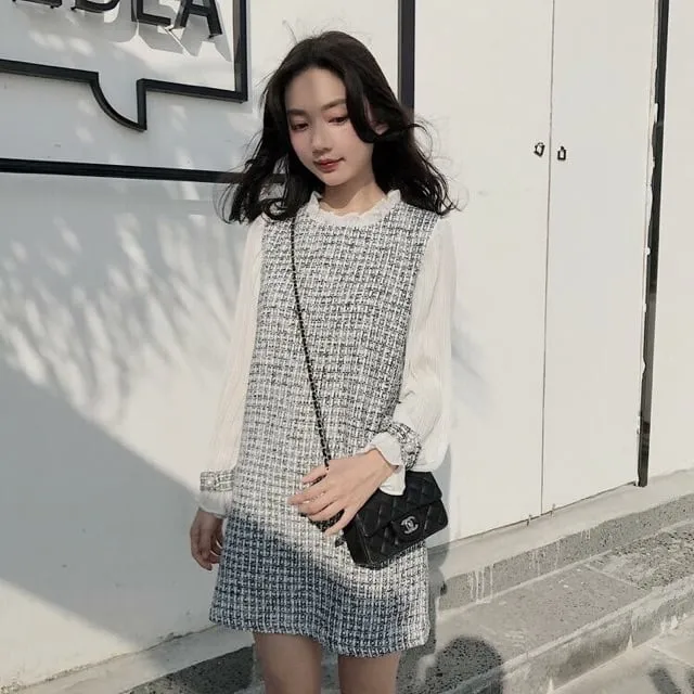 Thiết kế váy suông tweed mang đến sự kết hợp hoàn hảo giữa phong cách cổ điển và thời trang hiện đại. 