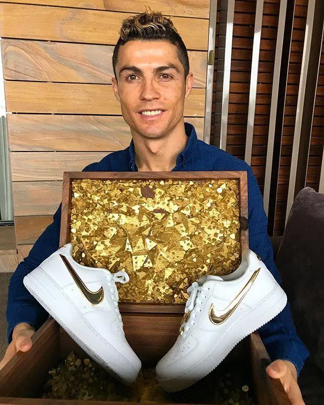 Sau scandal ngoại tình, Ronaldo mừng sinh nhật cô đơn? - Bóng Đá