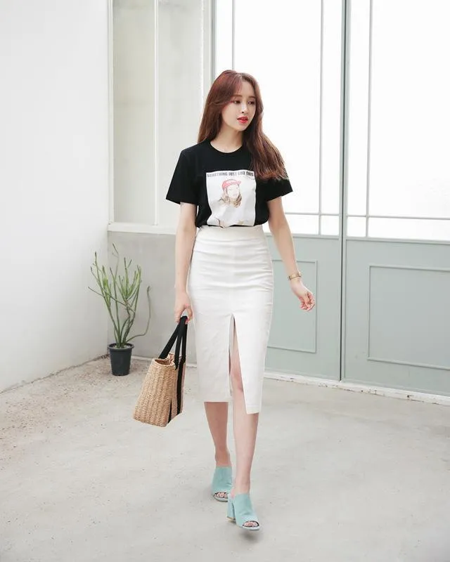 Chân váy xẻ tà vừa có sự nổi bật, vừa thanh lịch và trang nhã.