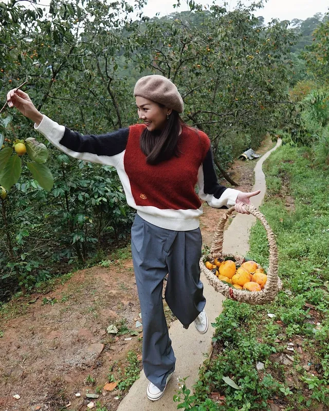 Áo len mang tông màu đỏ làm chủ đạo kết hợp rất ăn ý với quần âu xám, yêu kiều hơn nhờ chiếc mũ nồi