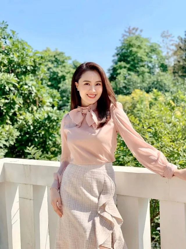 Áo blouse màu hồng pastel có sự ngọt ngào, trẻ trung nhưng vẫn chuẩn thanh lịch.