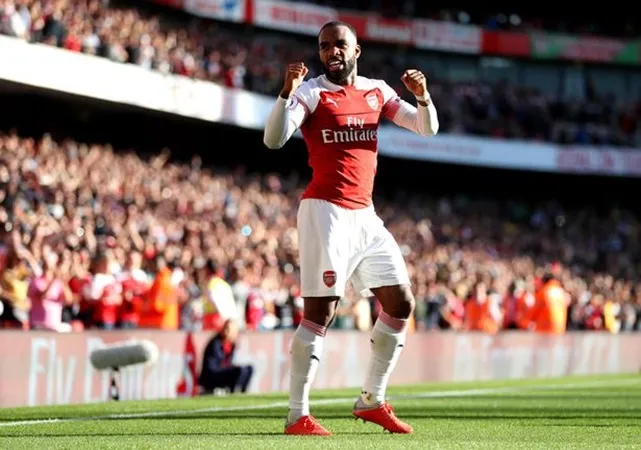 Tiết lộ điều bí mật đồng đội đã nói với Lacazette sau hiệp 1 - Bóng Đá