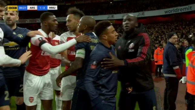 Cay cú khi thua thảm, fan Arsenal ném đồng xu - Bóng Đá