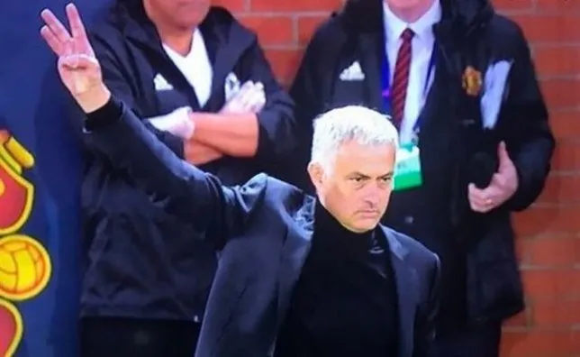 Mourinho nói về hành vi chĩa 3 ngón tay Juve - Bóng Đá