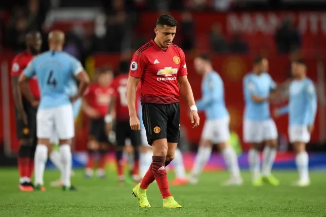 Sanchez lạc lõng và cô đơn ở derby Manchester - Bóng Đá