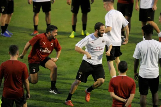 Higuain gạt chân Gattuso - Bóng Đá