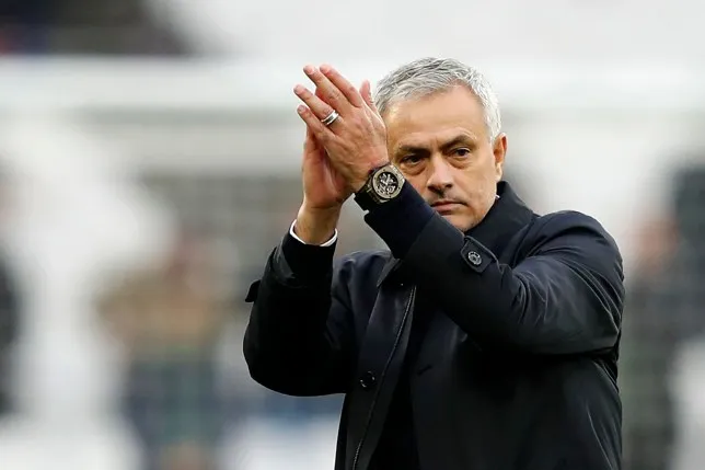 Nhìn kìa NHM Chelsea, cuối cùng Mourinho vẫn yêu các bạn! - Bóng Đá