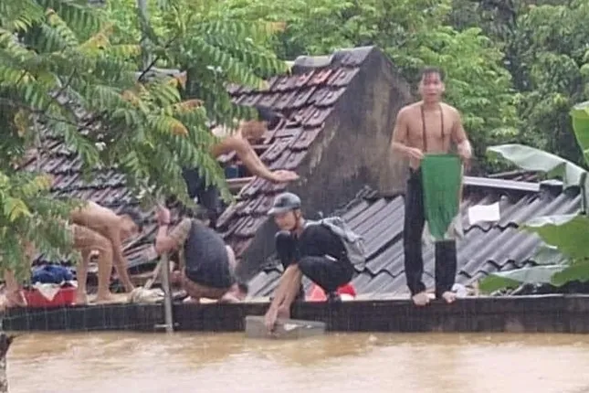 40-em-hoc-sinh-nghe-an-treo-len-mai-nha-chen-chuc-keu-keu-do-mua-lu-dang-cao-ngap-phong-tro (3)