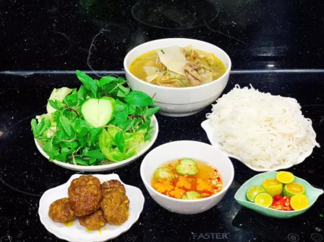 Canh măng vịt, chả nướng, bún, rau sống