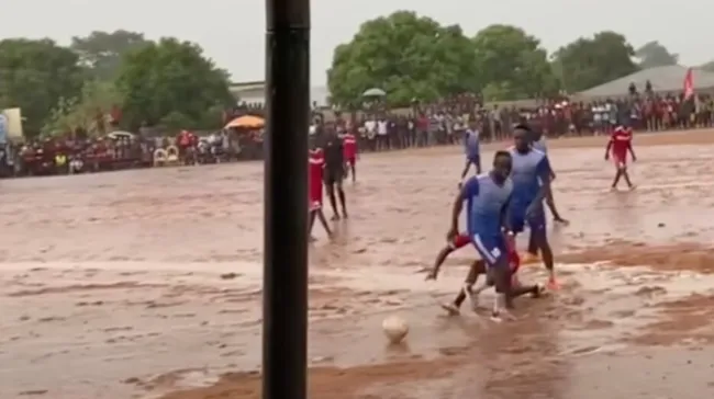 Mane lội bùn đá bóng tại quê nhà Senegal - Bóng Đá