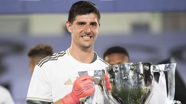 Courtois đùa nghịch với cá heo cùng vợ sắp cưới - Bóng Đá