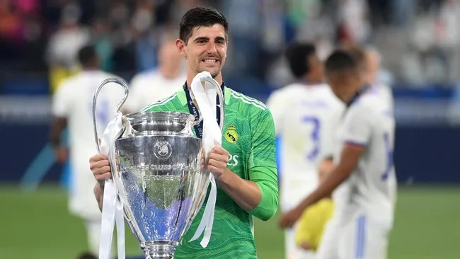 Courtois đùa nghịch với cá heo cùng vợ sắp cưới - Bóng Đá