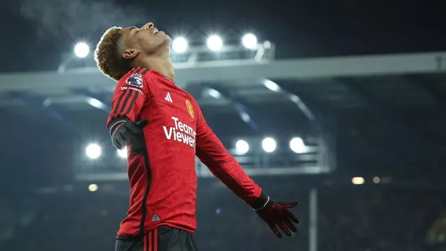 Marcus Rashford suffers family tragedy as Man Utd star dedicates Everton penalty - Bóng Đá
