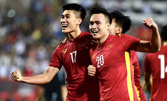 U23 Việt Nam nhận thưởng nóng sau khi đoạt HCV SEA Games - Bóng Đá