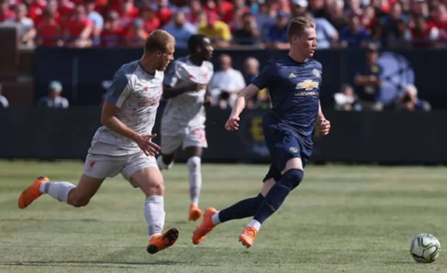 Ảnh Mata Herrera McTominay chèo thuyền - Bóng Đá