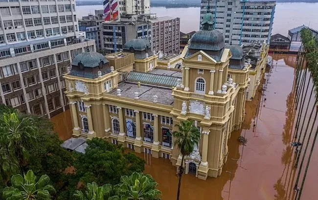 Diego Costa rescues 100 stricken residents from devastating Brazil floods with jetski and Jeep - Bóng Đá