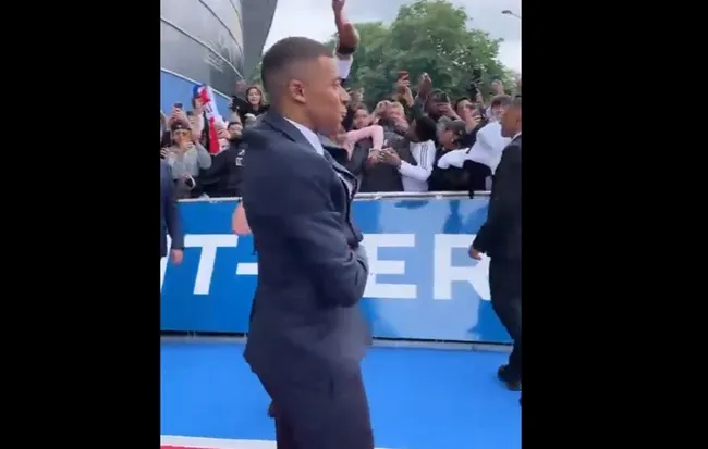 Biểu tượng Mbappe khuấy động bầu không khí điên rồ nhất tại Paris - Bóng Đá