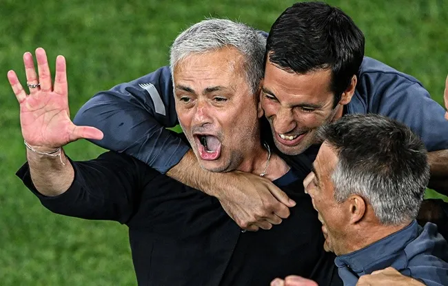 Khoảnh khắc đặc biệt của Mourinho - Bóng Đá