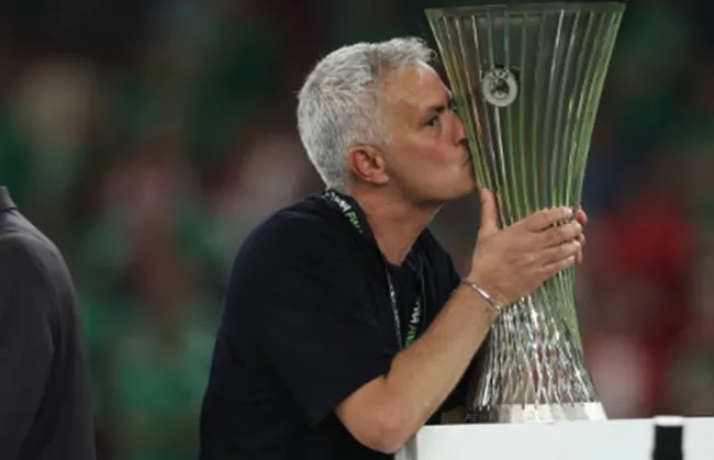 Khoảnh khắc đặc biệt của Mourinho - Bóng Đá