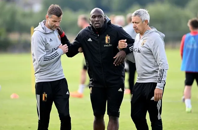 Lukaku đơ mặt, nằm đo ván trên sân - Bóng Đá