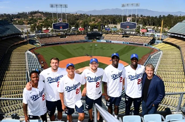 Các sao Chelsea ở tại sân vận động của LA Dodgers - Bóng Đá