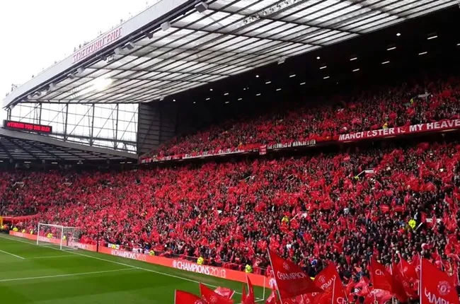 Stretford End Flags are considering removing all flags from Old Trafford to protest against the Super League - Bóng Đá