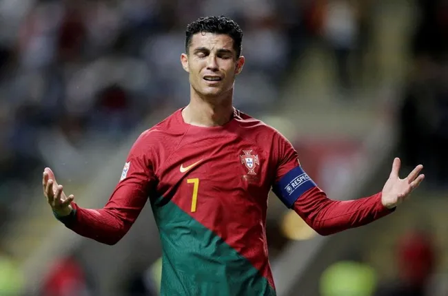 Ronaldo đang góp một tay kìm hãm Bồ Đào Nha - Bóng Đá