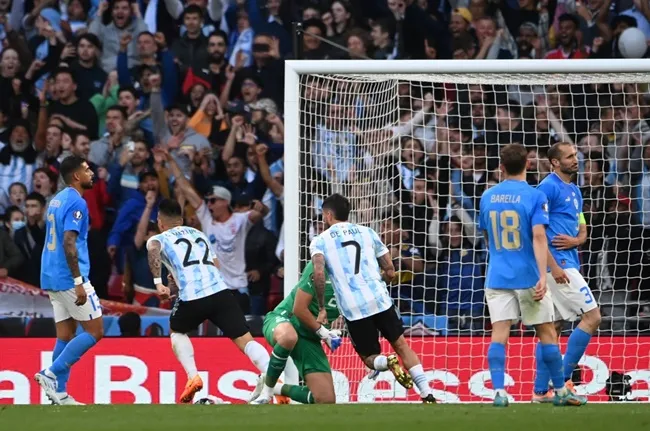 Messi và những khoảnh khắc solo làm náo loạn sân Wembley - Bóng Đá