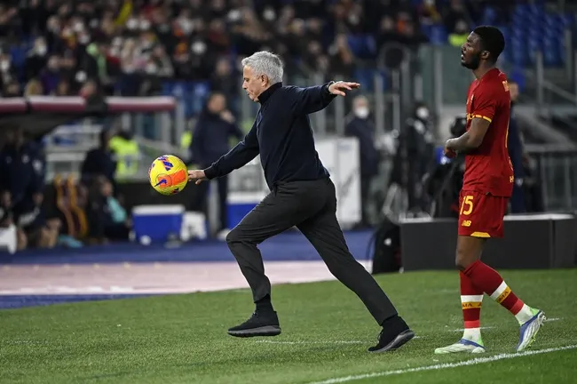 Mourinho phá vỡ im lặng về chiếc thẻ đỏ chế nhạo trọng tài - Bóng Đá