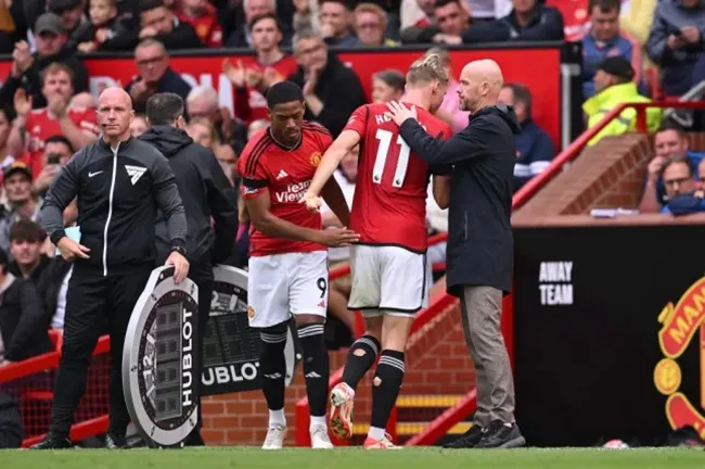 Manchester United fans furiously boo Erik ten Hag after substituting Rasmus Hojlund against Brighton - Bóng Đá